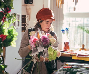 Fiona Stirling creating a bouquet in workshop