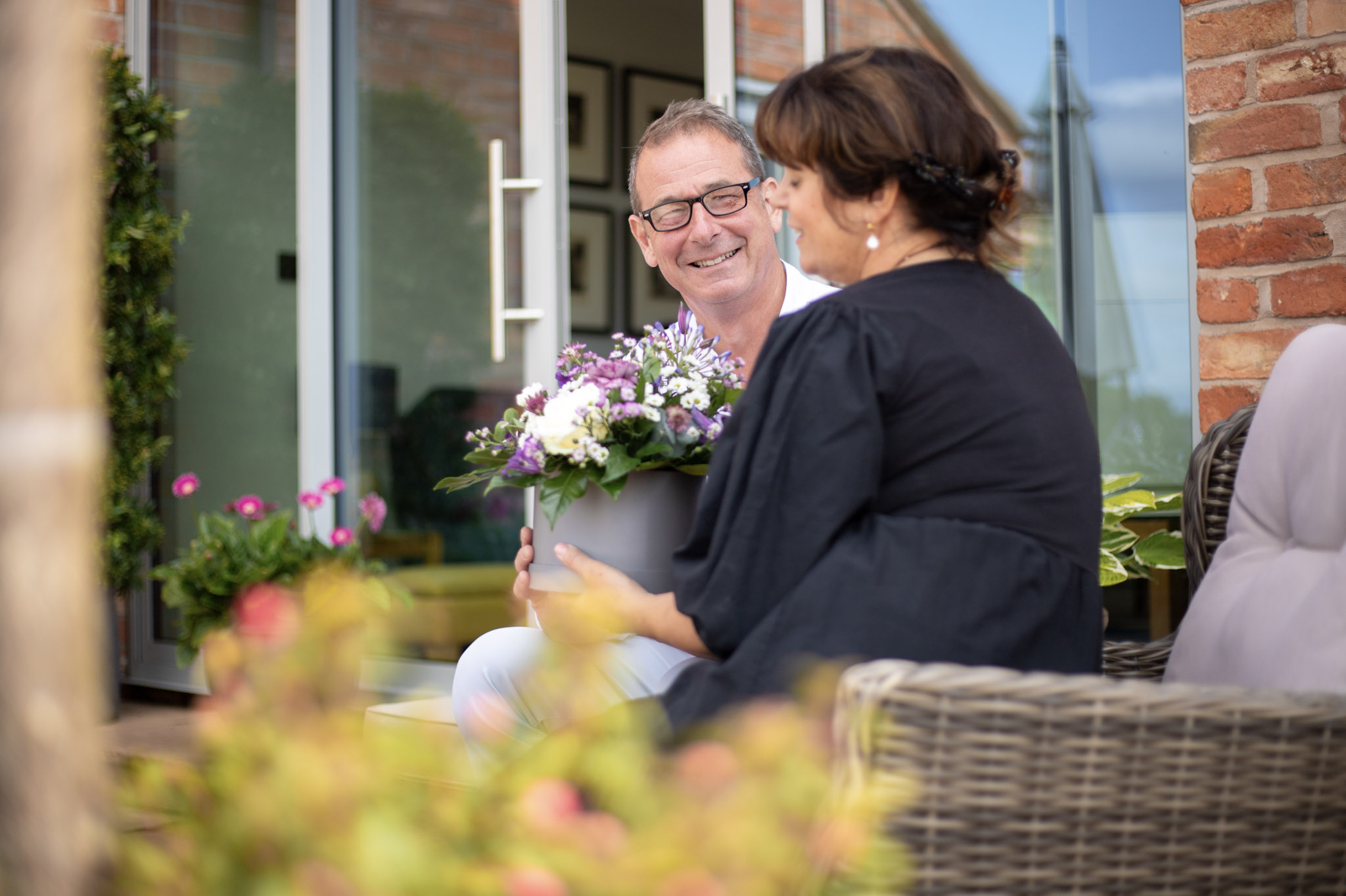 couple enjoy flowers delivery by local florist