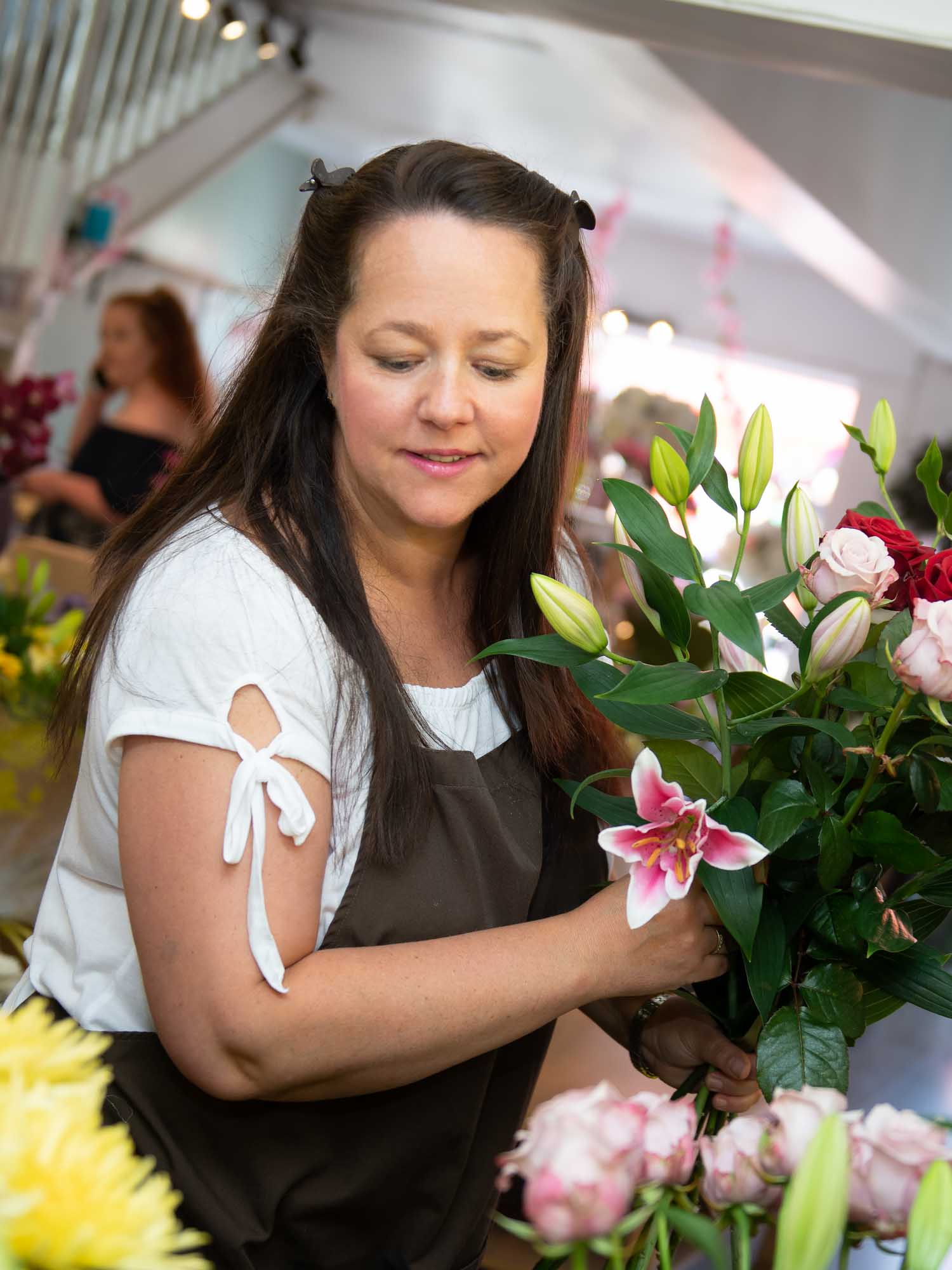 Direct2florist Member Cocoa Flower in Chester selecting stems